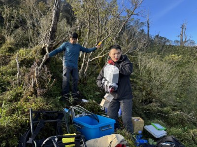 強化堰塞湖監測預警功能，林業保育署增設微地動儀。 